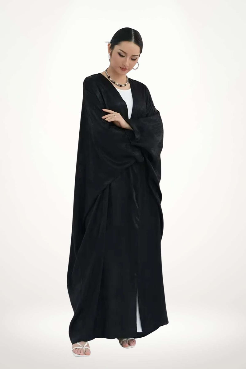 Abaya kimono femme luxe gris, détail manche large, ambiance prière