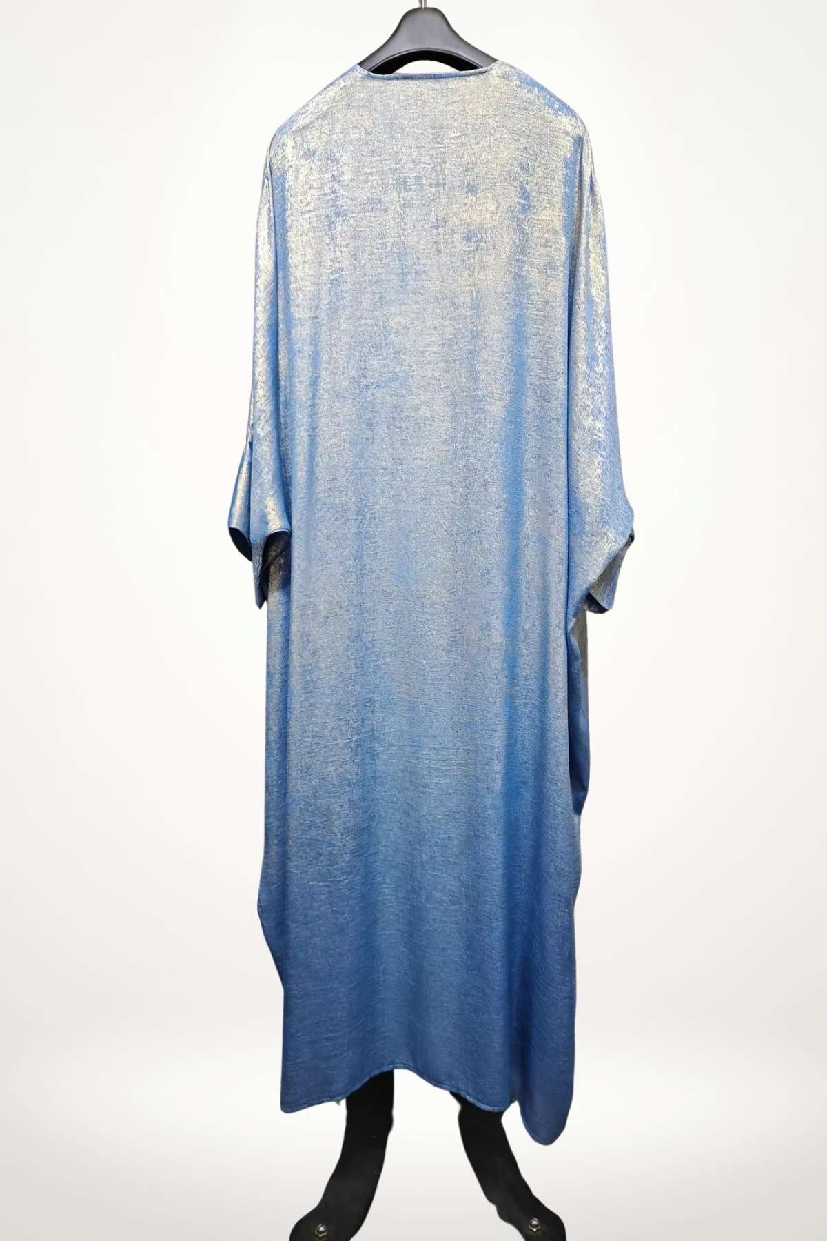 Abaya kimono satin au tissu velours texturé bleu et fluide. Design élégant et léger, parfait pour exprimer un style apaisé et contemporain.