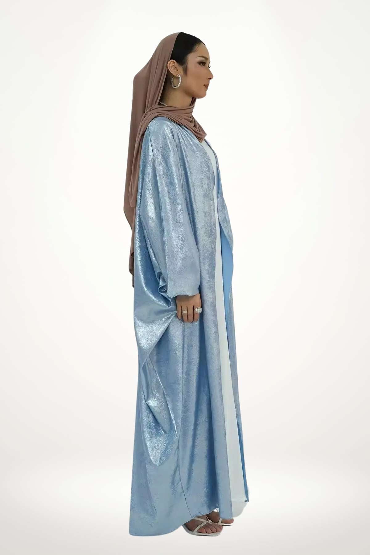 Abaya kimono satin au tissu velours texturé bleu et fluide. Design élégant et léger, parfait pour exprimer un style apaisé et contemporain.