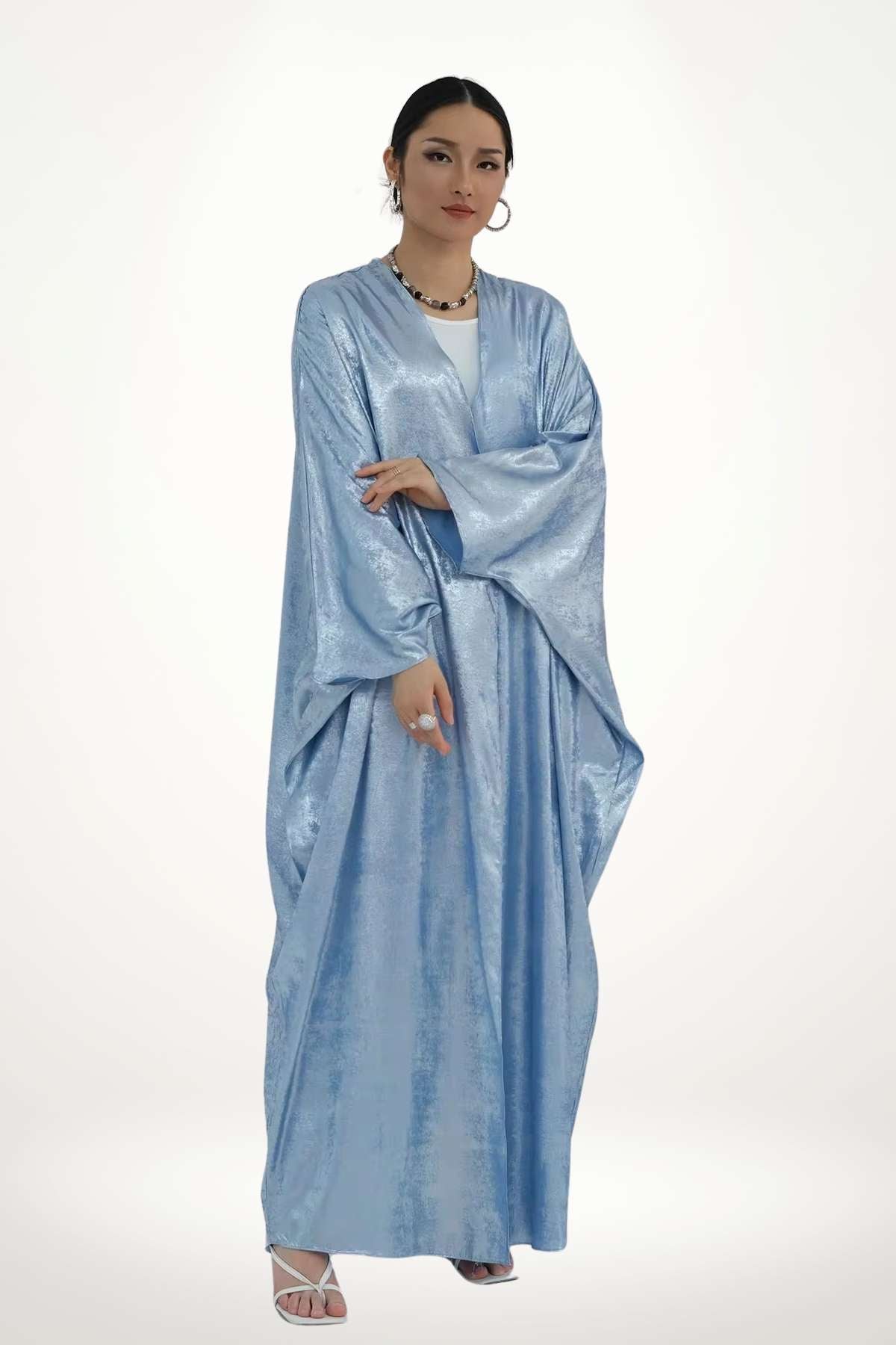 Abaya kimono satin au tissu velours texturé bleu et fluide. Design élégant et léger, parfait pour exprimer un style apaisé et contemporain.