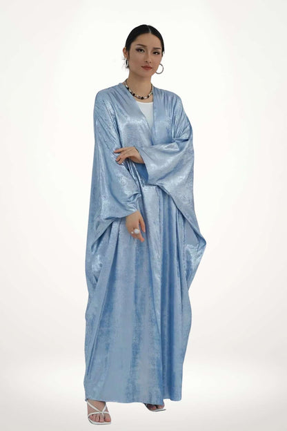 Abaya kimono satin au tissu velours texturé bleu et fluide. Design élégant et léger, parfait pour exprimer un style apaisé et contemporain.