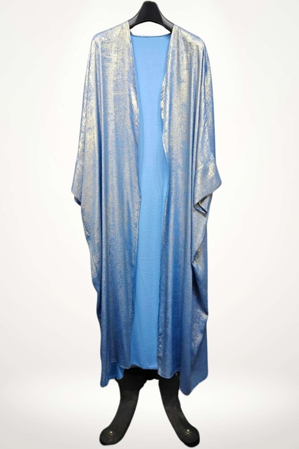 Abaya kimono satin au tissu velours texturé bleu et fluide. Design élégant et léger, parfait pour exprimer un style apaisé et contemporain.