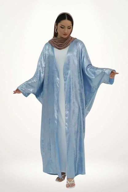 Abaya kimono satin au tissu velours texturé bleu et fluide. Design élégant et léger, parfait pour exprimer un style apaisé et contemporain.