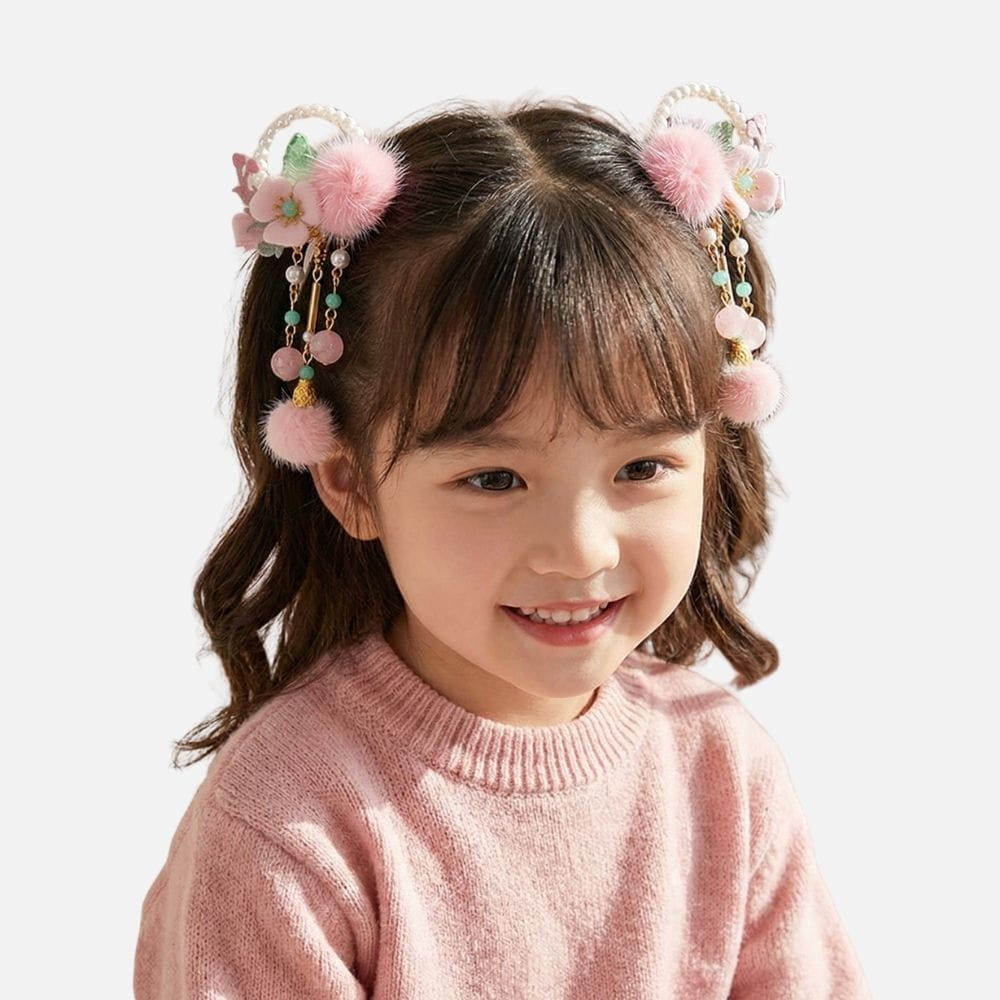 Petite fille souriante avec des accessoires colorés dans les cheveux, portant un pull rose doux