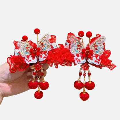 Accessoire de cheveux rouge en dentelle avec des motifs de papillons et des perles suspendues