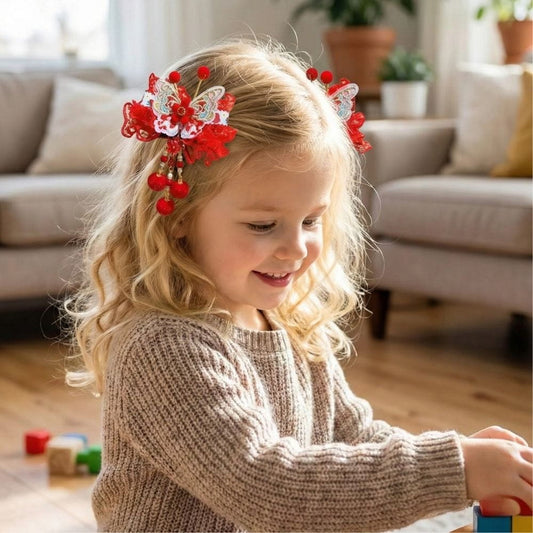 Une petite fille souriante avec des cheveux bouclés joue sur un tapis en bois, portant un pull beige et des