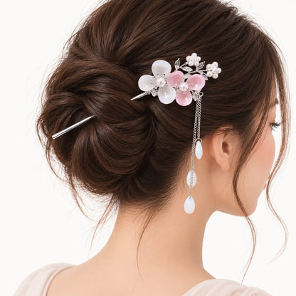 Chignon agrémenté d’un bijou floral en laiton.