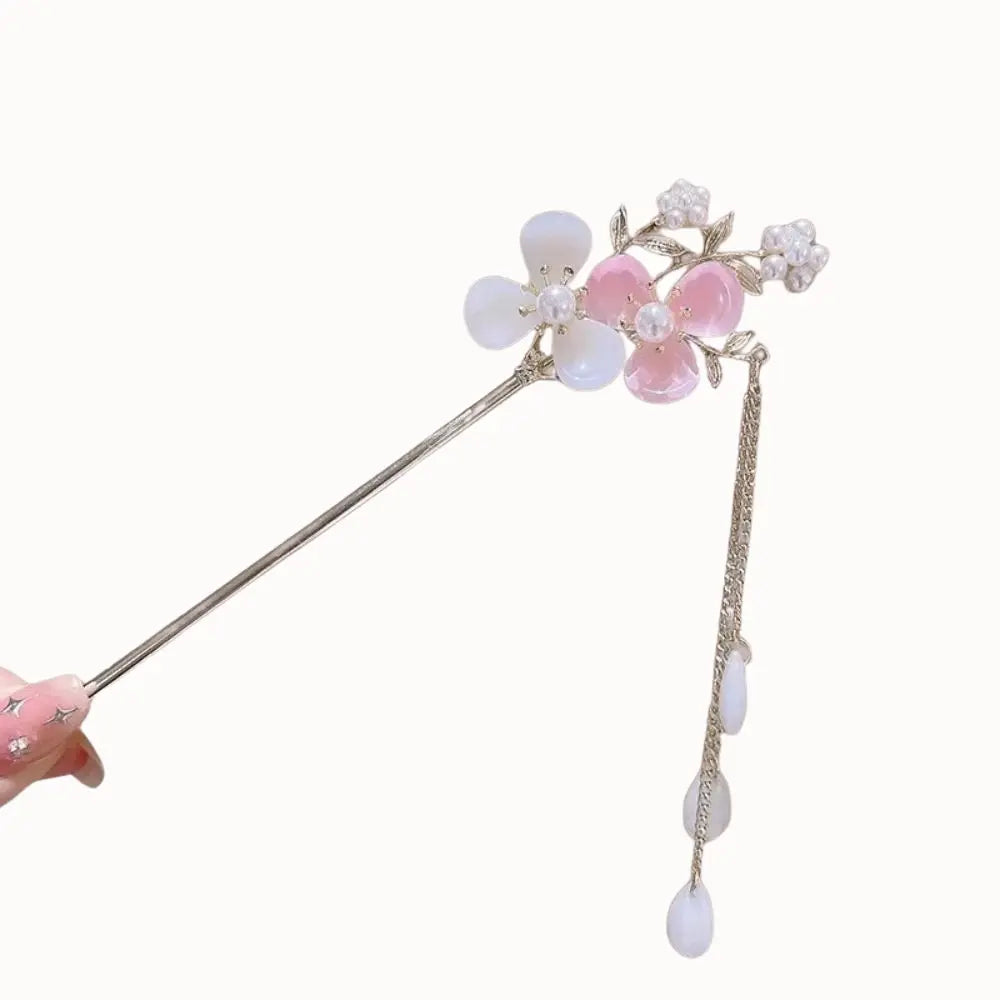 Bijou de cheveux en laiton à fleurs et pendants opalescents.