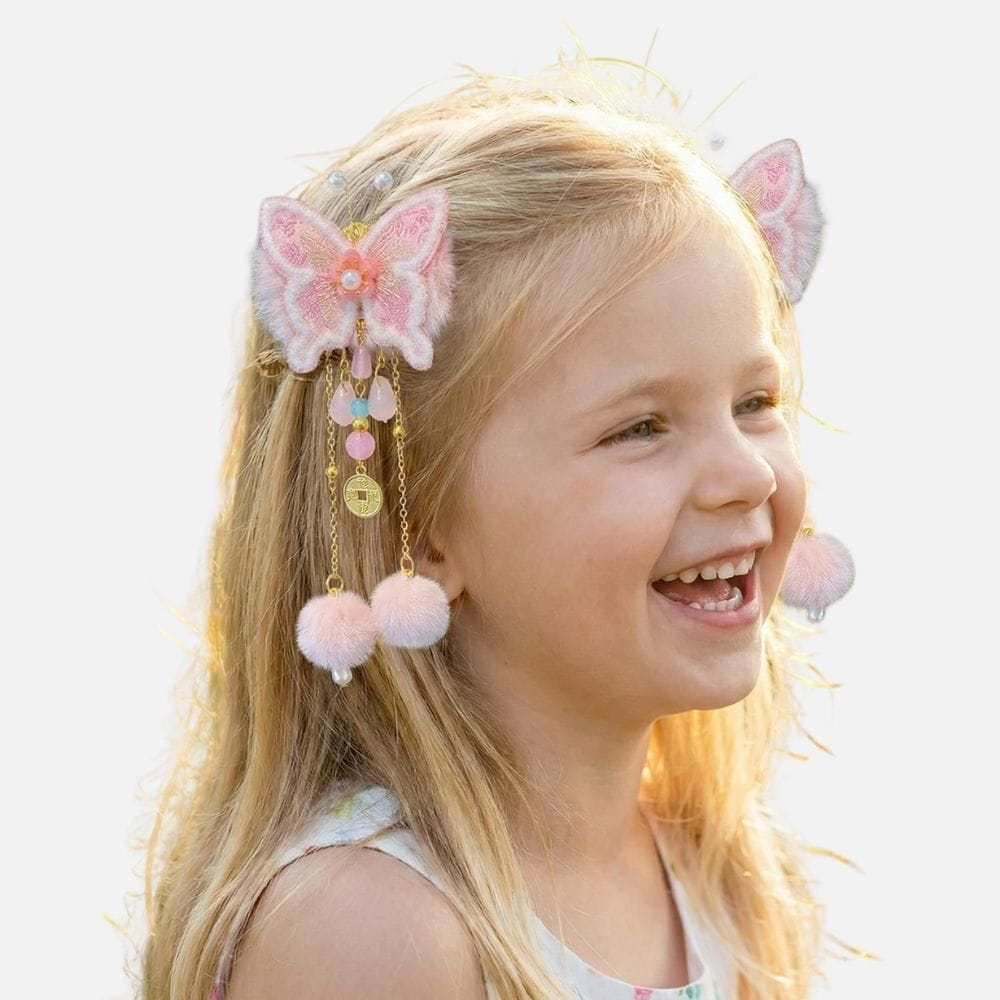 Fille souriante avec des cheveux blonds et un accessoire coloré en forme de papillon, décoré de pompons et perles