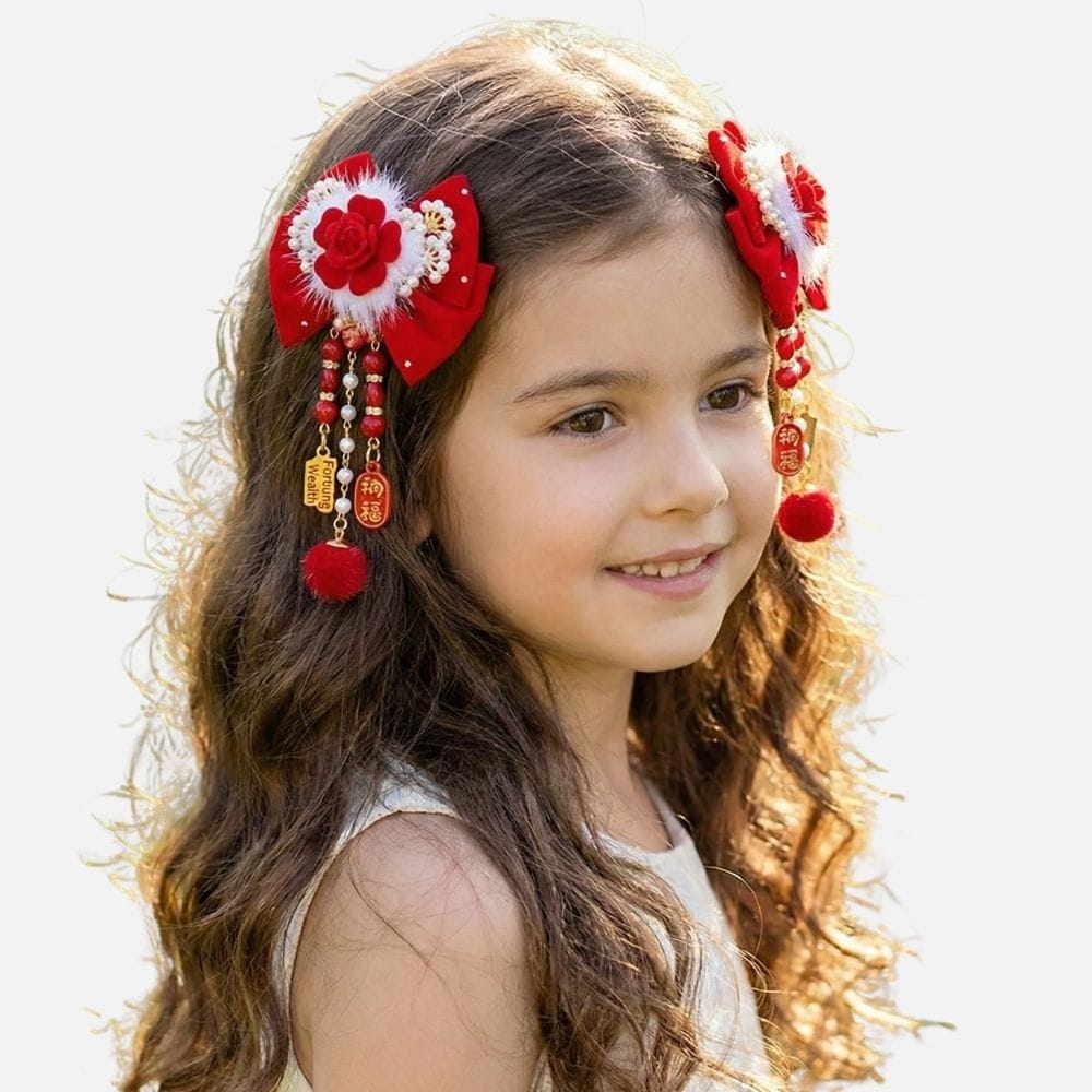 Fille souriante avec de longs cheveux bouclés, portant un accessoire rouge orné de fleurs et de perles