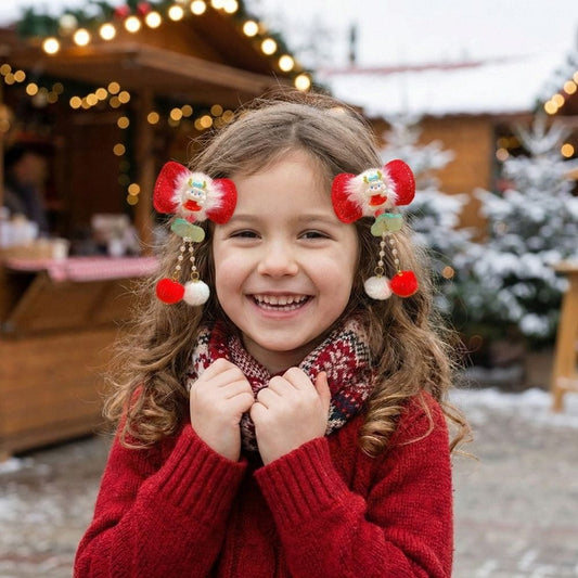 Une petite fille souriante porte un pull rouge et des accessoires colorés dans un décor hivernal festif