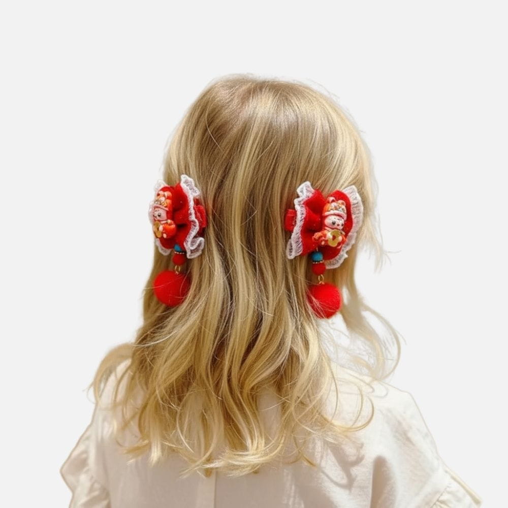 Fille aux cheveux blonds portant des accessoires de cheveux rouges avec des pompons et des motifs colorés