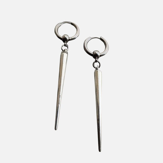 boucles d’oreilles homme argenté anneau avec pendentif pique conique design minimaliste