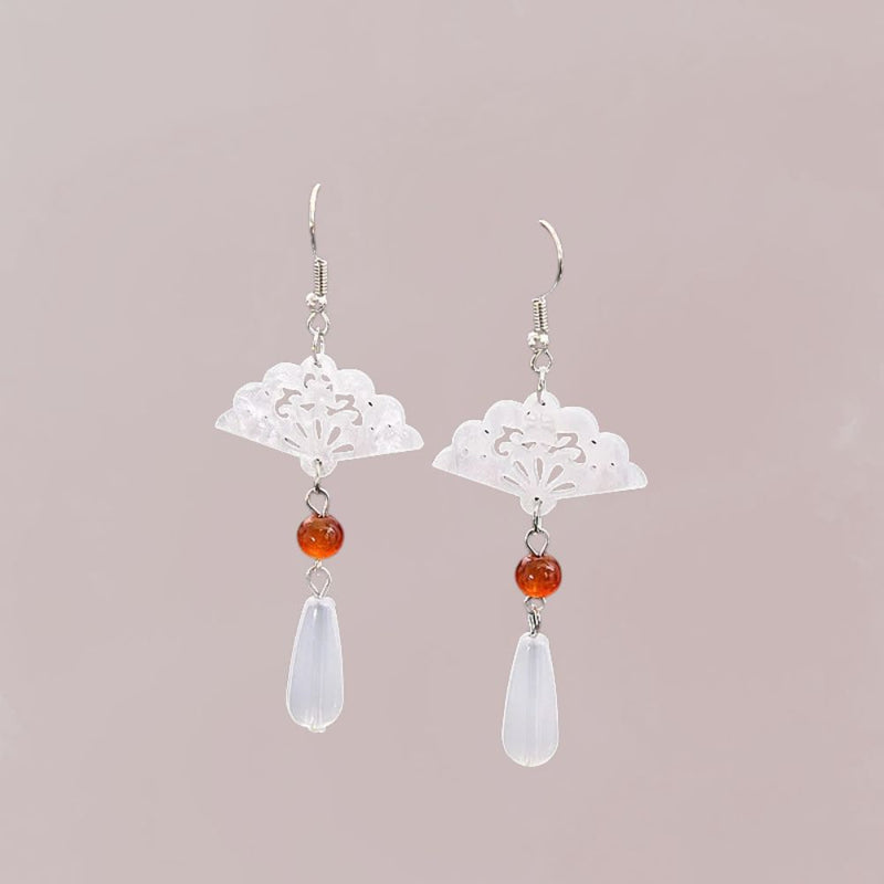 Boucles d'oreilles en forme d'éventail, blanches et translucides, ornées de perles orange et d'une goutte en bas, style japonais.