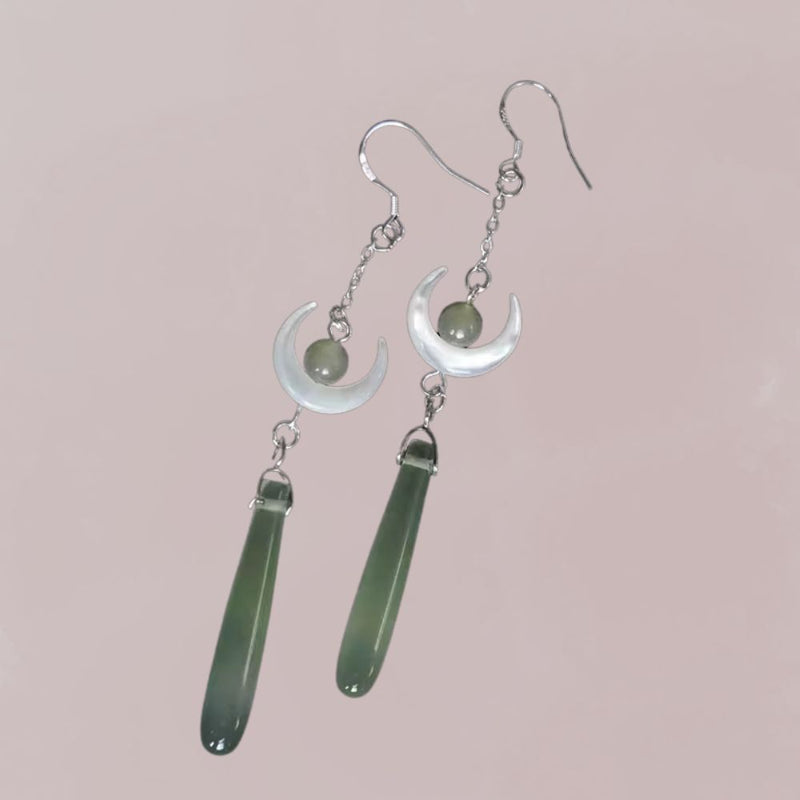Boucles d'oreilles en jade avec des croissants de lune en nacre, créant une harmonie délicate et un style japonais élégant.
