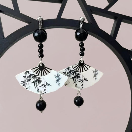Boucles d’oreilles éventail noir et blanc avec motifs bambous et perles brillantes, accessoire japonais élégant pour kimono femme
