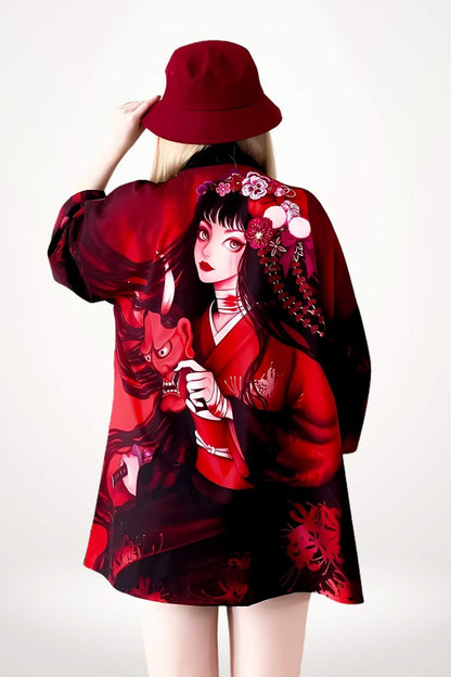Cardigan kimono rouge avec motifs de personnages manga, porté par une femme aux cheveux blonds, décor minimaliste