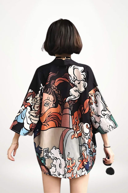 Cardigan kimono noir avec motifs colorés représentant des personnages et des flammes, porté par une femme de dos