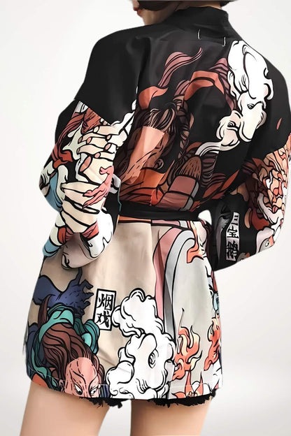 Cardigan kimono noir avec motifs colorés, manches larges, ceinture à la taille et fond neutre