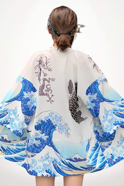 Cardigan kimono blanc avec motifs de vagues bleues et poissons, porté par une femme de dos