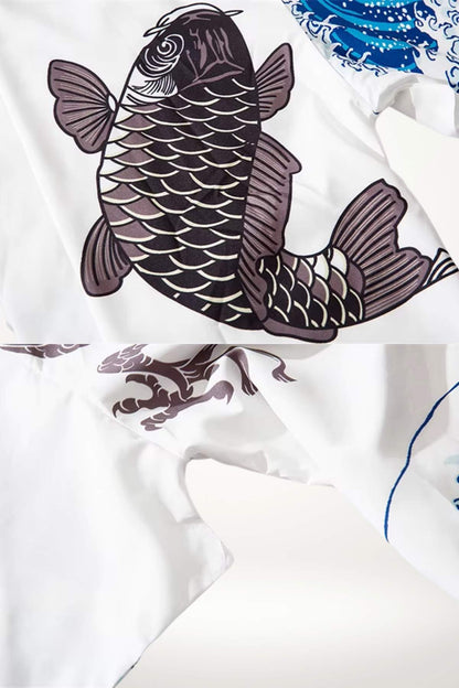 Cardigan kimono blanc avec motifs de poisson noir et vagues bleues, tissu léger et fluide, style japonais