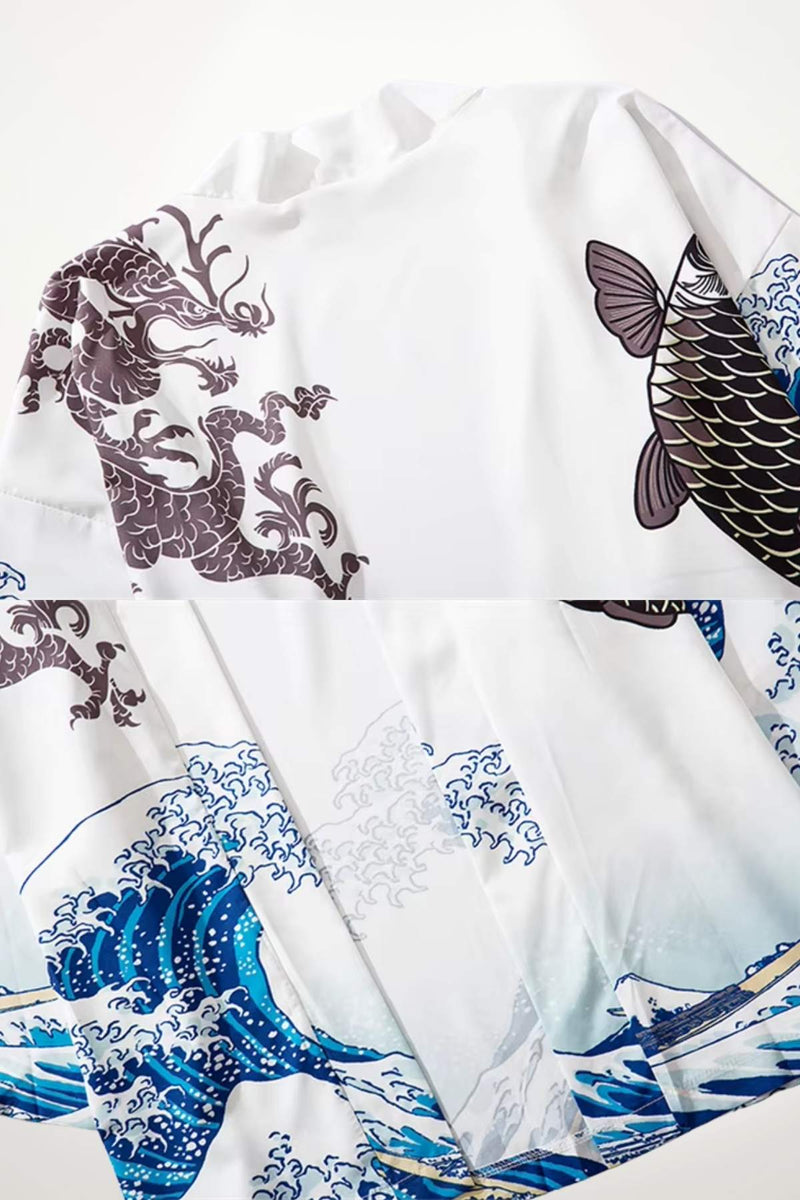 Cardigan kimono blanc avec motifs de dragon et vagues bleues sur un fond léger