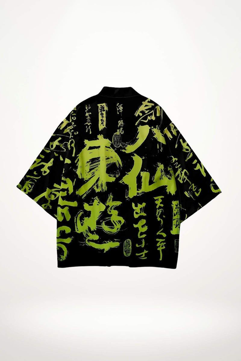 Cardigan kimono noir avec motifs verts, affichant des caractères japonais sur un fond uni