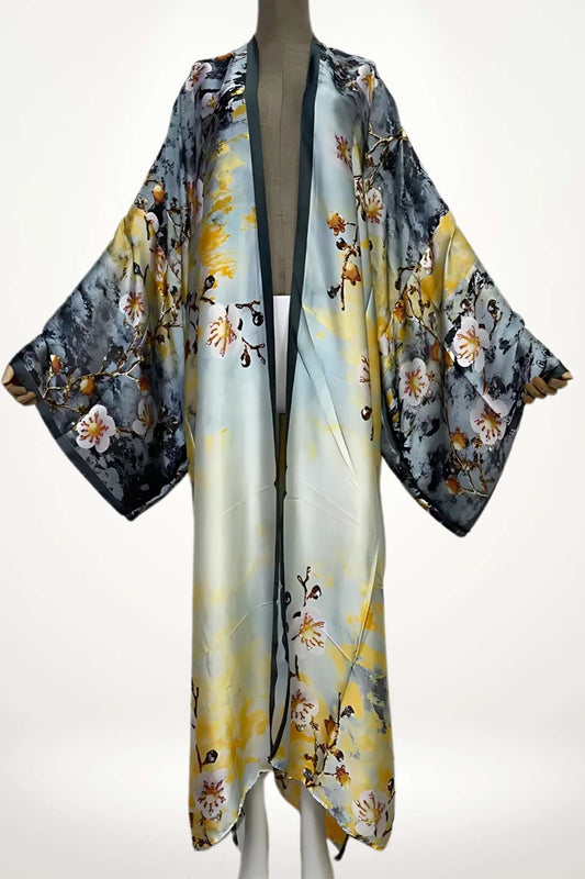 kimono femme long satin aux motifs floraux jaunes et blancs sur fond pastel bleu et gris