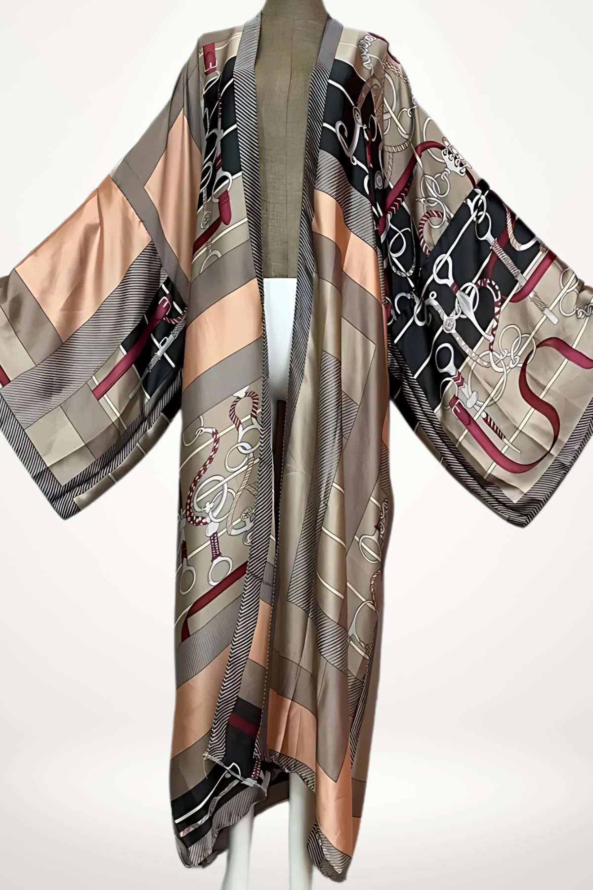 kimono femme long satin aux motifs graphiques équestres dans des tons beige et rose poudré