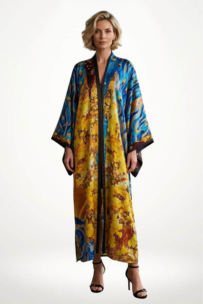 Femme portant un cardigan kimono coloré avec des motifs floraux jaunes et bleus, sur fond blanc