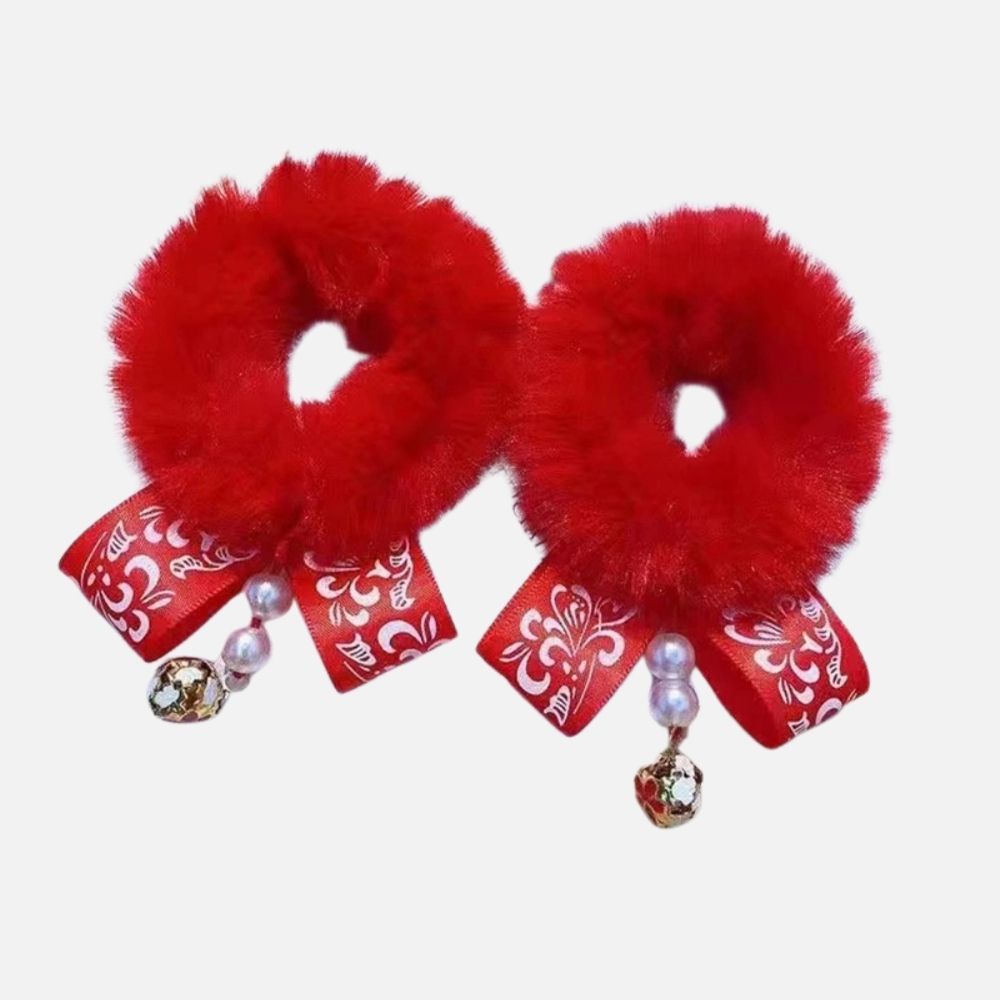 Deux chouchous rouges en fausse fourrure ornés de rubans décoratifs et de perles brillantes