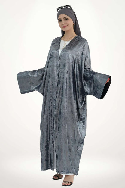 Abaya kimono femme luxe au tissu velours satiné gris texturé. Coupe fluide et design ouvert, parfaite pour le Ramadan, les prières et les grandes occasions.