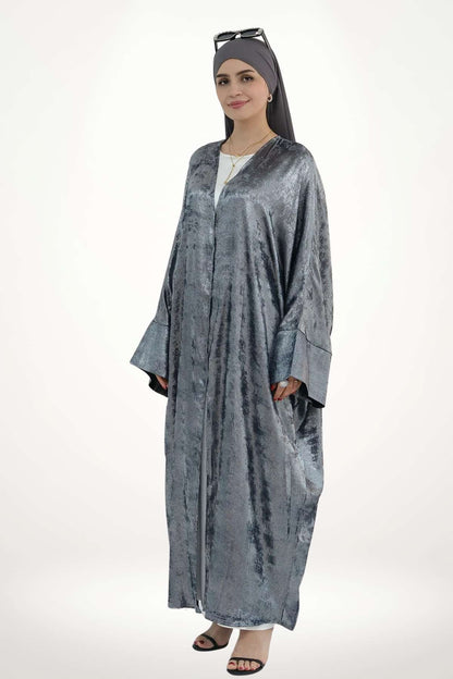 Abaya kimono femme luxe au tissu velours satiné gris texturé. Coupe fluide et design ouvert, parfaite pour le Ramadan, les prières et les grandes occasions.