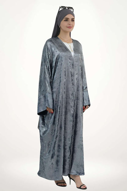 Abaya kimono femme luxe au tissu velours satiné gris texturé. Coupe fluide et design ouvert, parfaite pour le Ramadan, les prières et les grandes occasions.