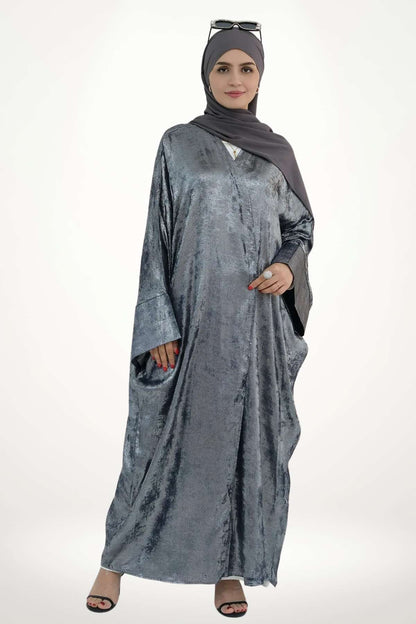 Abaya kimono femme luxe au tissu velours satiné gris texturé. Coupe fluide et design ouvert, parfaite pour le Ramadan, les prières et les grandes occasions.