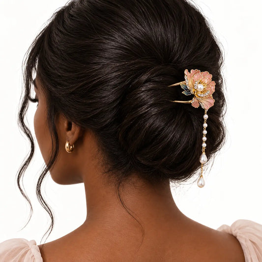 Chignon agrémenté d’une épingle à fleur dorée.