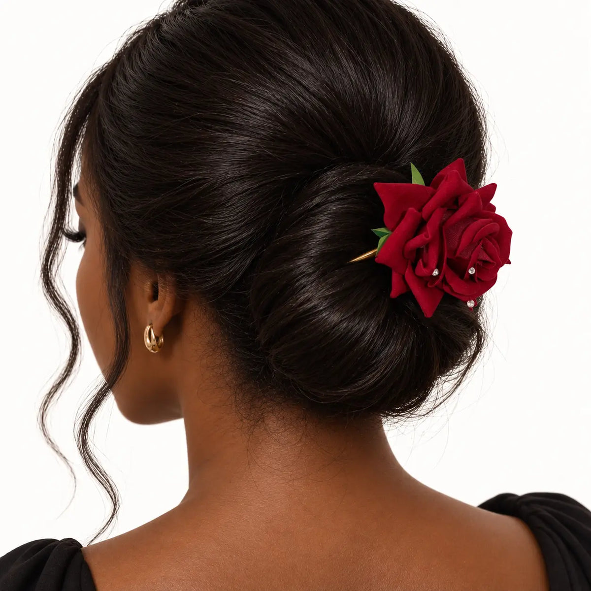 Chignon décoré d’une épingle à rose rouge.