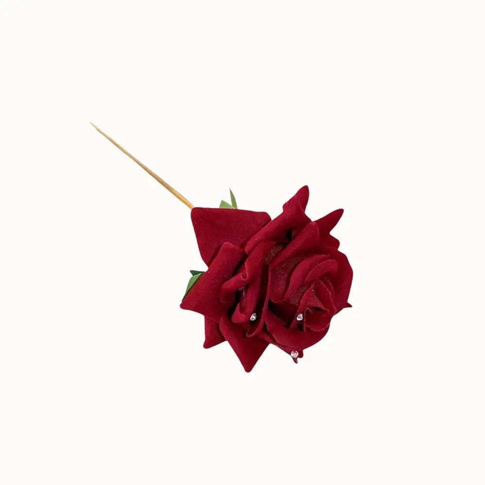 Épingle à cheveux ornée d’une rose rouge.