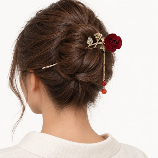 Chignon orné d’une épingle à rose rouge.