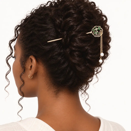 Chignon décoré d’une épingle à motif de bambou et perles.