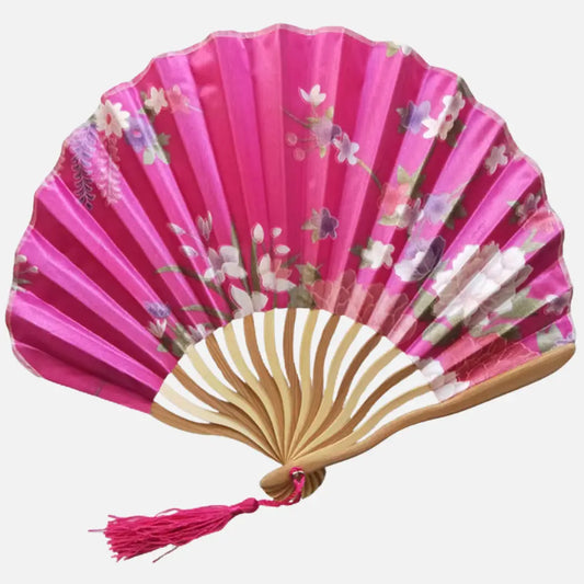 Eventail chic en satin rose avec motifs floraux et pompon, décoré de couleurs vives et élégantes