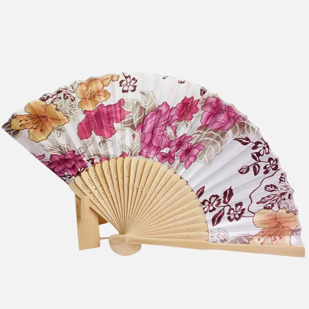 Éventail en tissu blanc décoré de fleurs roses et jaunes, monture en bois clair, style japonais élégant
