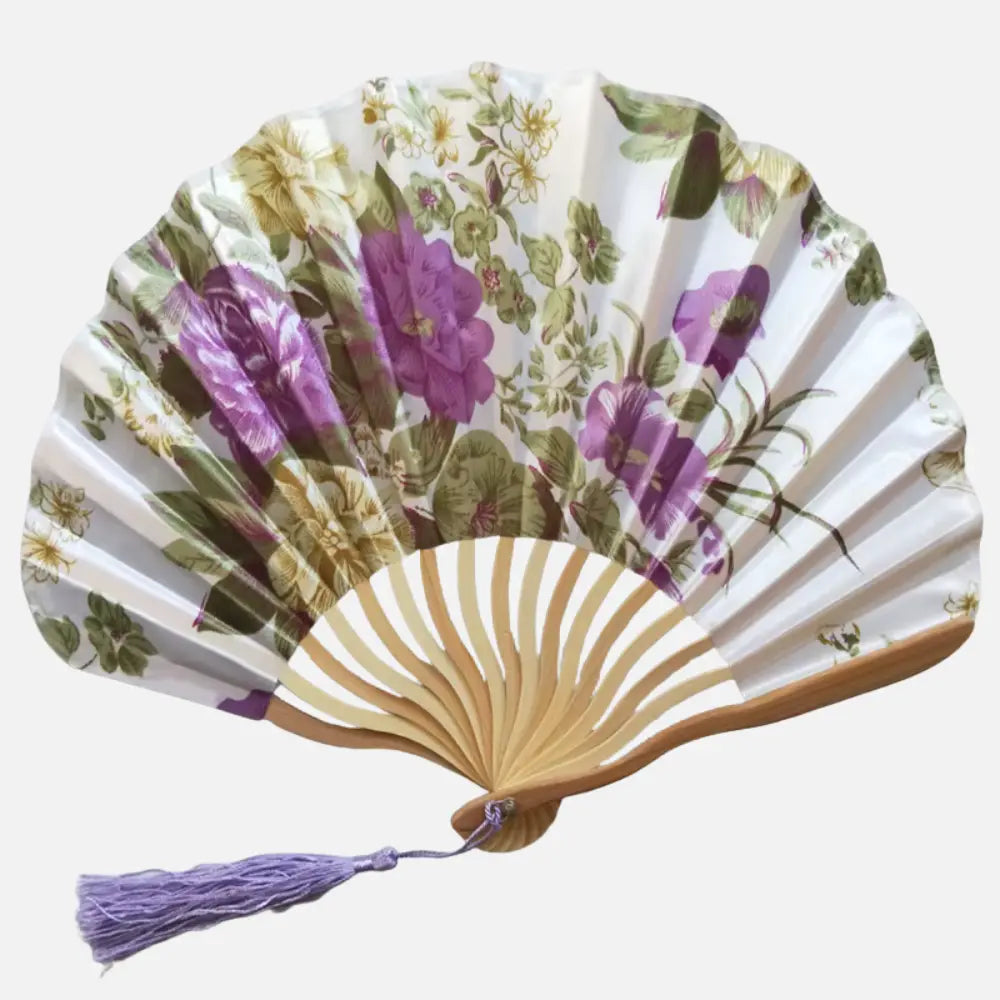 Éventail en tissu blanc orné de fleurs violettes et vertes, avec une structure en bois naturel et un pompon