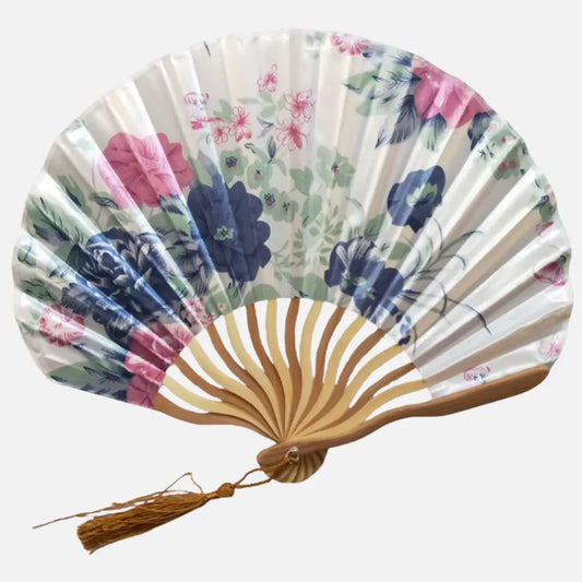 Éventail en tissu clair décoré de fleurs colorées, avec une structure en bois et un pompon en fil