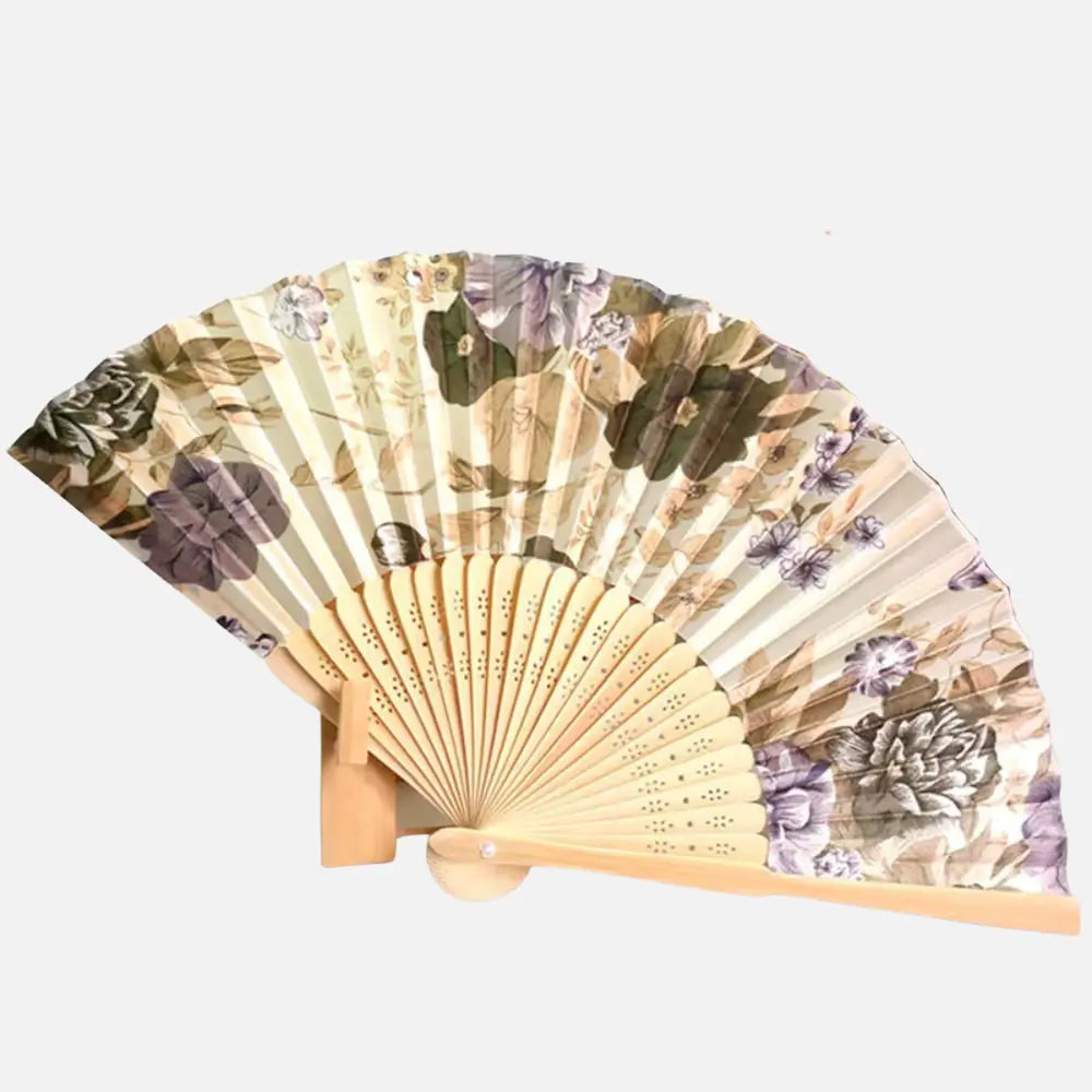 Eventail en papier beige décoré de fleurs violettes et vertes, avec des lames en bois clair