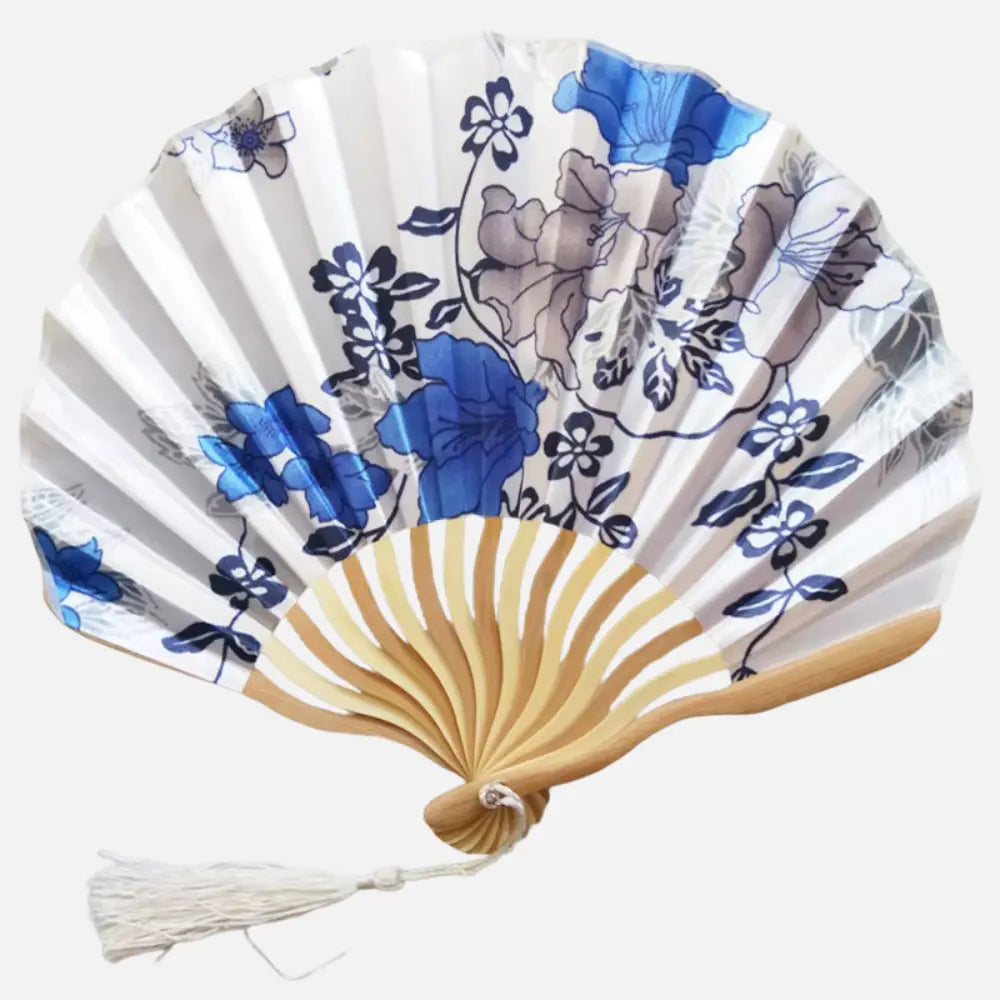 Éventail en papier blanc avec motifs floraux bleus et tiges noires, monture en bois naturel