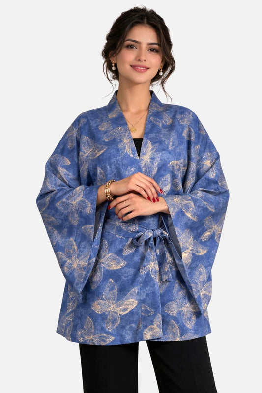 Femme souriante portant un haori bleu avec des motifs de papillons dorés, décoré d'un fond texturé