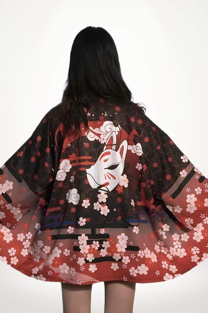 Haut kimono femme avec motifs floraux roses et un masque de renard sur fond noir et rouge, style streetwear