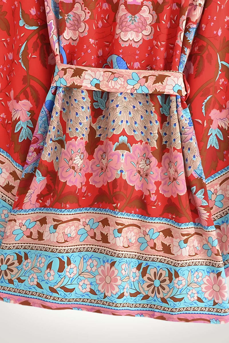 Haut kimono femme en tissu rouge avec motifs floraux roses et bleus, ceinture assortie, style bohème élégant