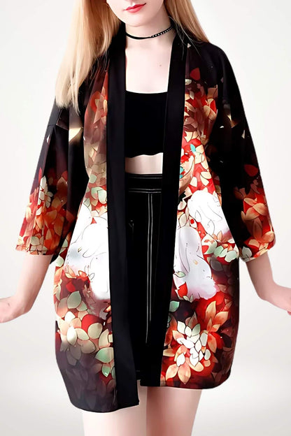 Haut kimono femme en tissu léger, motifs floraux colorés sur fond noir, porté avec un top noir et un choker